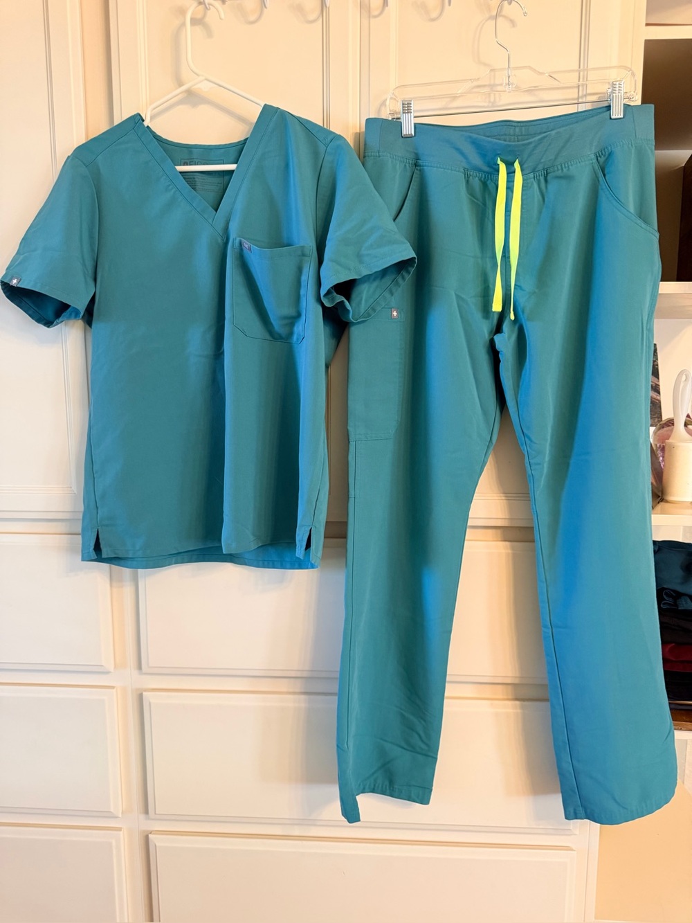 Figs turquoise scrub set Katrina large top, Cade large/Tall bottoms